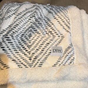 DSW Black and White Geometric Throw new never used